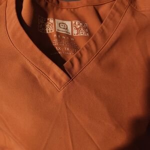 WonderWink V-Neck Scrub Top in Warm Orange. Matching Pants Available